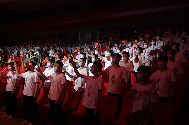 同学红旗.JPG