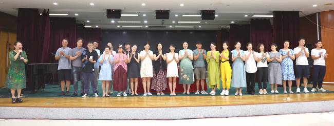 毕业生向全体老师致谢1.jpg