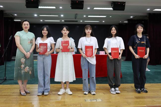 张艳校长为毕业生颁发证书1.jpg